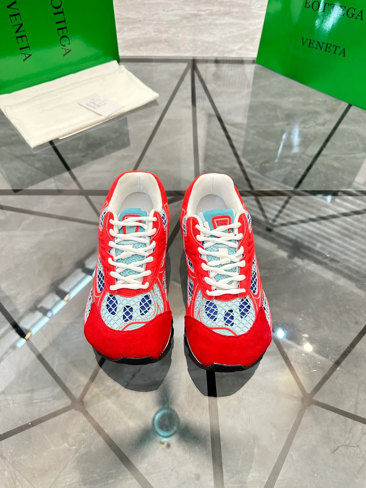 Factory men's shoes 💰: 620💰 (top version) BV Orbit sneakers Wang Yibo's same style couple's dad shoes Runner sneakers, made of lightweight technical mesh fabric. Matched with geometric pattern designed rubber outsole Wang Zha series high version Look for the package craftsmanship The actual height is much higher, but the legs are still slim. Very nice and playable and durable Matching to the standard 💯 Package shoe technology Look for the high version The outsole is made of color-blocked TPU outsole Women's model 35 36 37 38 39 40 41 (40 41 customized) Men's model 38 39 40 41 42 43 44 45. (Customized size 38 45.46) No. H345